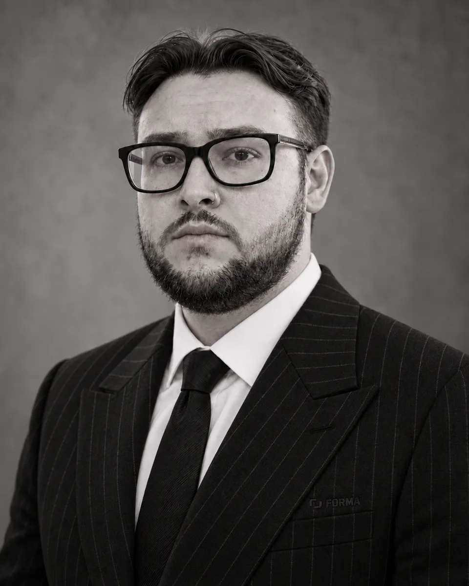 Retrato en blanco y negro de Gerardo Quiros con traje y bordado de Forma