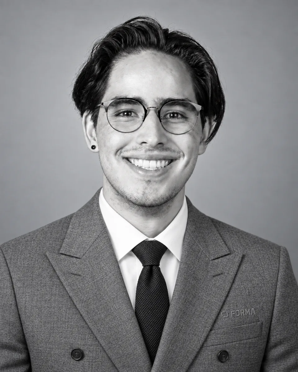 Retrato en blanco y negro de Isaac Hernández con traje gris y bordado de Forma